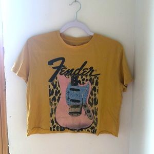 Yellow cropped t-shirt, with a gaiter and cheta print.